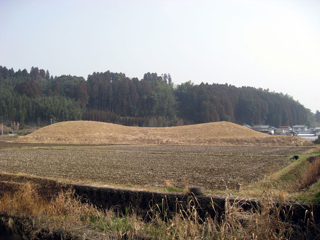 松本塚古墳（西より）